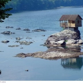 house on river e