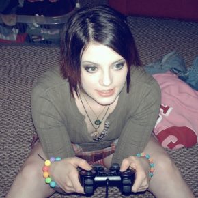 girl playing game 025