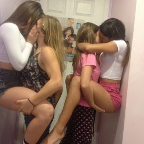 kissing girls 001