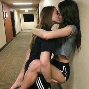 kissing girls 005