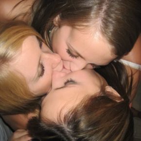 kissing girls 045